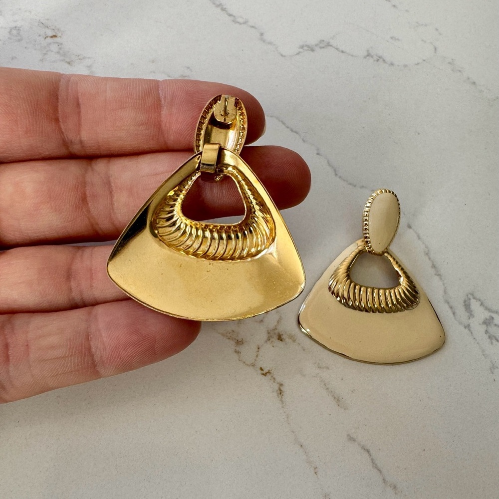 Vintage Mod Enamel Textured Gold Tone Edge Earrings - Picture 10 of 13